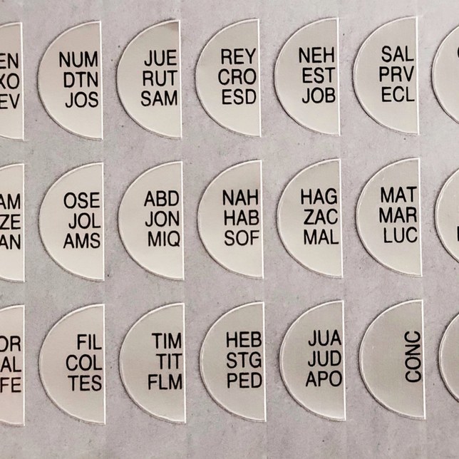 Half Moon Thumb Indexing: Silver Background | Black text | spanish